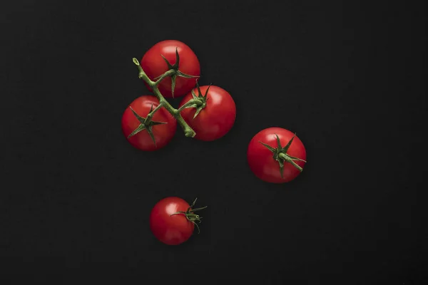 Siyah arka planda tahta kaşıkta makarna.