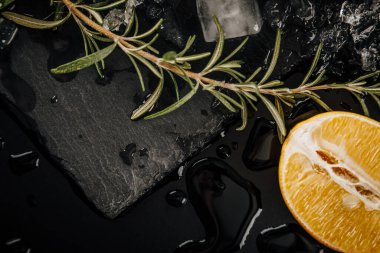 Mutfaktan siyah arka planda nötr detaylar