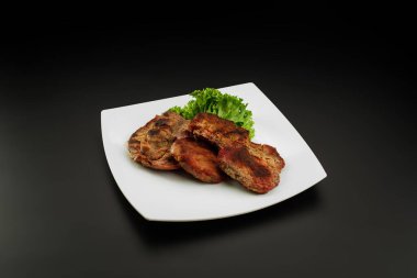 Beyaz tabakta ızgara domuz boynu..