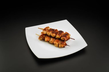 Domuz pastırmasına sarılı ızgara tavuk şişleri..