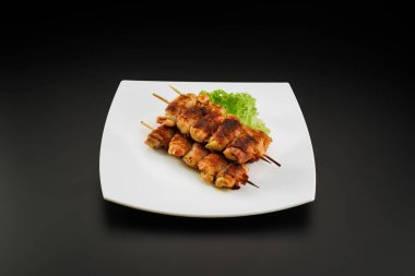 Domuz pastırmasına sarılı ızgara tavuk şişleri..