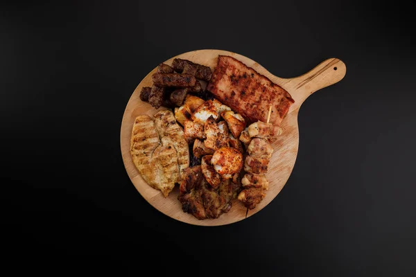 Ahşap masada ızgara et.