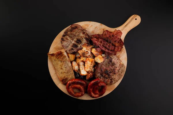 Viande Grillée Mélangée Sur Une Table Bois — Photo