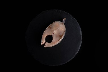 Siyah arka planda gümüş sazan bifteği