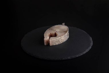 Siyah arka planda gümüş sazan bifteği