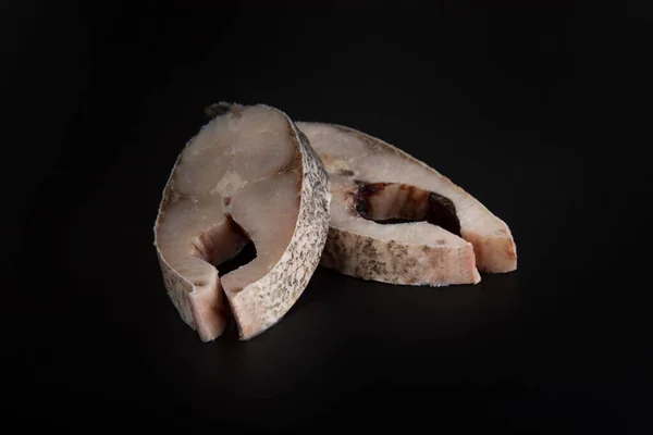 Siyah arka planda gümüş sazan bifteği