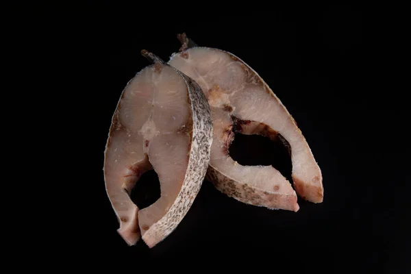 Siyah arka planda gümüş sazan bifteği