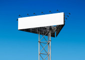 Prázdný billboard proti modré obloze