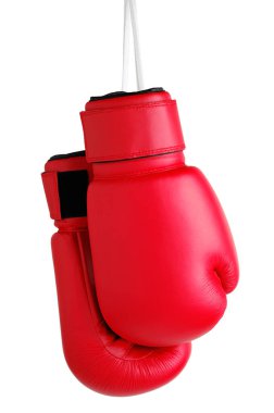 Bağcıklarından sarkan boks eldivenleri beyaz arka planda