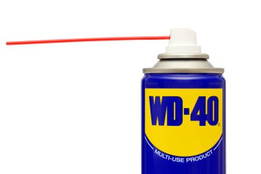 WD-40 kayganlaştırıcı beyaz arka plana karşı sprey kutusunda