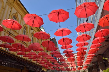 Manufaktura Restoranı önünde Kırmızı Şemsiyeler, Belgrad, Sırbistan