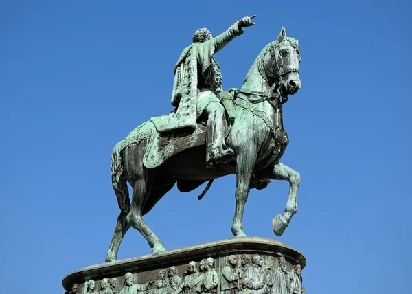 塞尔维亚贝尔格莱德共和国广场的Mihailo王子纪念碑 — 图库照片