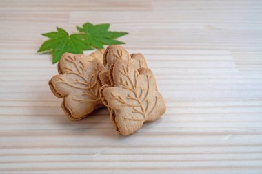 Kanadalı akçaağaç yapraklı kurabiyeler. Arka planda izole edilmiş. Yüksek açı manzaralı. Kanada gıda konsepti