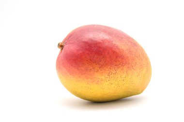 Mango beyaz arkaplanda izole edildi