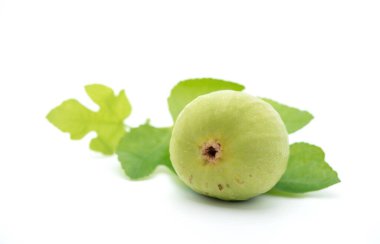 Beyaz arkaplanda yaprakları olan olgun incir meyveleri