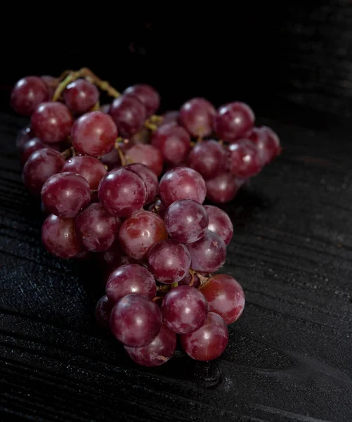 Bando Uvas Vermelhas Isoladas Fundo Madeira Escura — Fotografia de Stock