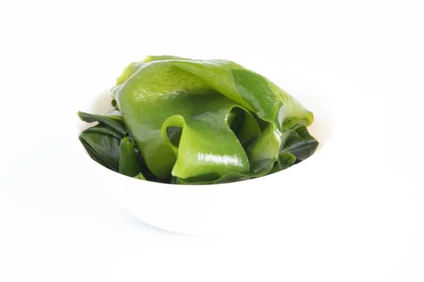 Algues Fraîches Wakame Dans Bol Blanc Sur Fond Blanc Nourriture — Photo