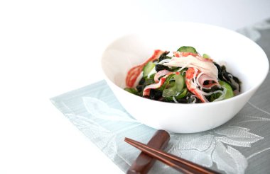 Yengeç kanikama, salatalık ve deniz yosunuyla sirkeli yemek. Japon yemeği.