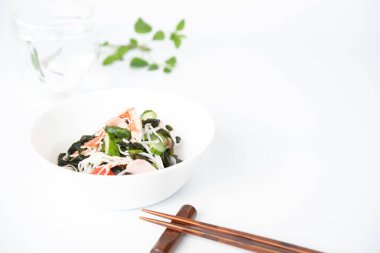 Yengeç kanikama, salatalık ve deniz yosunuyla sirkeli yemek. Japon yemeği.