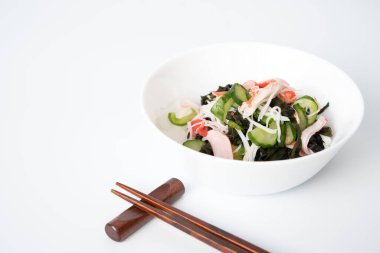 Yengeç kanikama, salatalık ve deniz yosunuyla sirkeli yemek. Japon yemeği.
