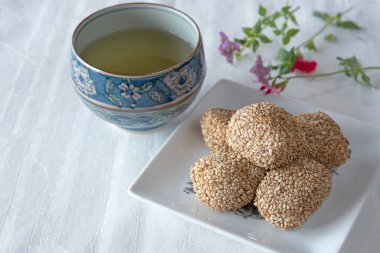Japon tatlı susamlı ve kırmızı fasulyeli börek. 