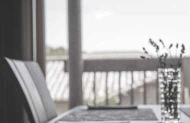 Bulanık Arkaplan: Bulanık yemek odası masası, bokeh ışıklı vazo