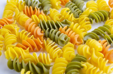 çok renkli spiral şeklinde makarna