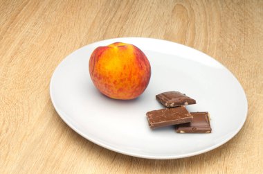 Şeftali ve çikolata beyaz tabakta