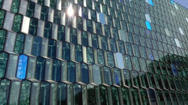 Cam ofis binası cephesi ve pencereleri
