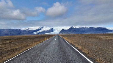 Buzula giden boş asfalt yol