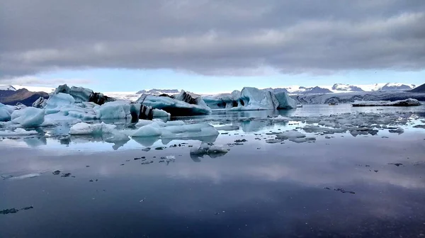 氷の流れと北極の風景は 暗い空は水に反映 — ストック写真