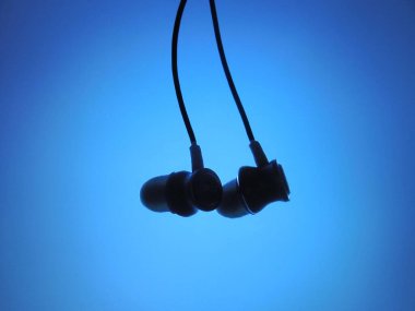 Mavi arka planda kulaklıklar