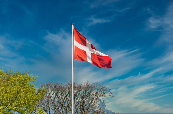 Den Danska Flaggan Viftar Med Blå Himmel Bakgrunden — Stockfoto