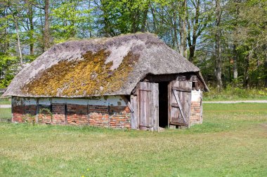 Sazdan çatılı eski bir ev