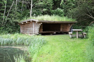 Rüzgâr ve yağmur sağlayan sığınak.