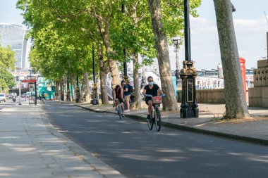 Londra, İngiltere - 21 Mayıs 2020: yüz maskesi takan adam