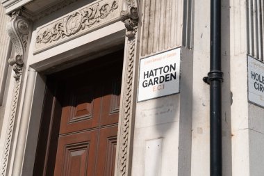 Coronavirus COVID-19 tecrit 3 sırasında İngiltere, Londra 'da Hatton Garden ve Holborn Sirkinin köşesinde Yol Adları