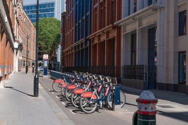 Coronavirus COVID-19 süresince Londra 'nın Boş Sokakları Kullanılmayan Santander Kamu Bisikletleriyle Kilitlendi