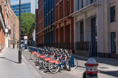 Coronavirus COVID-19 süresince Londra 'nın Boş Sokakları Kullanılmayan Santander Kamu Bisikletleriyle Kilitlendi