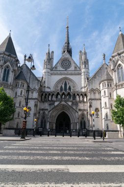 Londra, Strand, İngiltere 'deki Kraliyet Adalet Divanı Coronavirus COVID 19' un boş yol ve zebra geçişiyle çevrili olması nedeniyle kapatıldı.