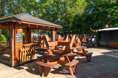 Geleneksel bir İngiliz Pub 'ının bira bahçesi, Coronavirus COVID-19 salgını nedeniyle tüm masalar kapatıldı.