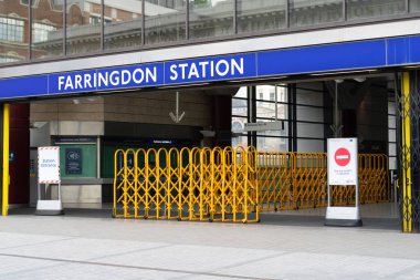 Farringdon Londra Metro İstasyonu Coronavirus COVID-19 salgını sırasında kısmen kapatıldı.