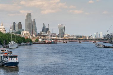 Londra şehrinin panoramik görüntüsü Thames Nehri üzerindeki Waterloo Köprüsü 'nden kopyalanmış COVID-19 salgını sırasında Londra' nın ikonik binalarına doğru çekildi.