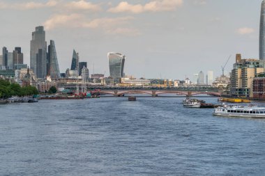 Londra şehrinin panoramik görüntüsü Thames Nehri üzerindeki Waterloo Köprüsü 'nden kopyalanmış COVID-19 pandemisi sırasında Londra' nın ikonik binalarına doğru çekildi.