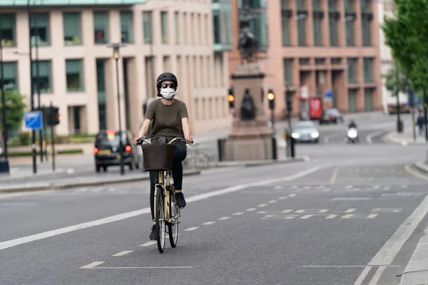 Young Woman Cyclist Distance Bike Riding Bus Lane Holborn Central — Stock Photo, Image