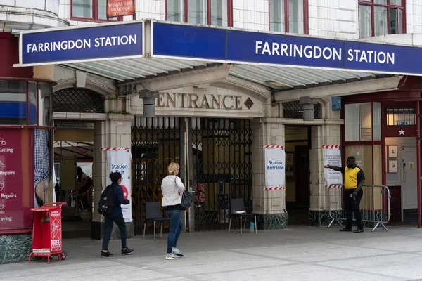 Passeggeri Che Entrano Alla Stazione Della Metropolitana Farringdon London Durante — Foto Stock