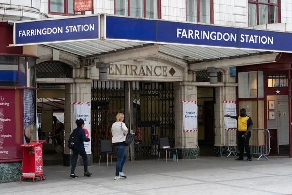 Coronavirus COVID-19 salgını sırasında Londra metro istasyonuna giriş yapan yolcular...