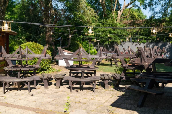 Geleneksel bir İngiliz Pub 'ının bira bahçesi, Coronavirus COVID-19 salgını nedeniyle tüm masalar kapatıldı.