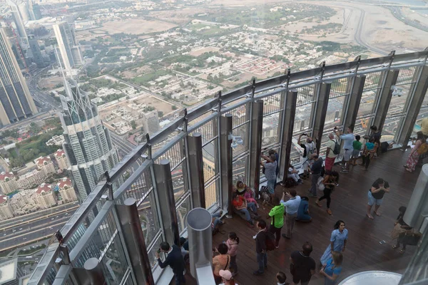 Burç Halife 'nin gözlem güvertesinden Dubai, Birleşik Arap Emirlikleri' ne bakınız.