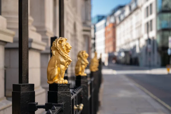 Altın yaldızlı altın aslanlar, Law Society 'nin dışındaki metal korkulukların üzerinde oturuyorlar Chancery Lane, Londra, İngiltere - 11